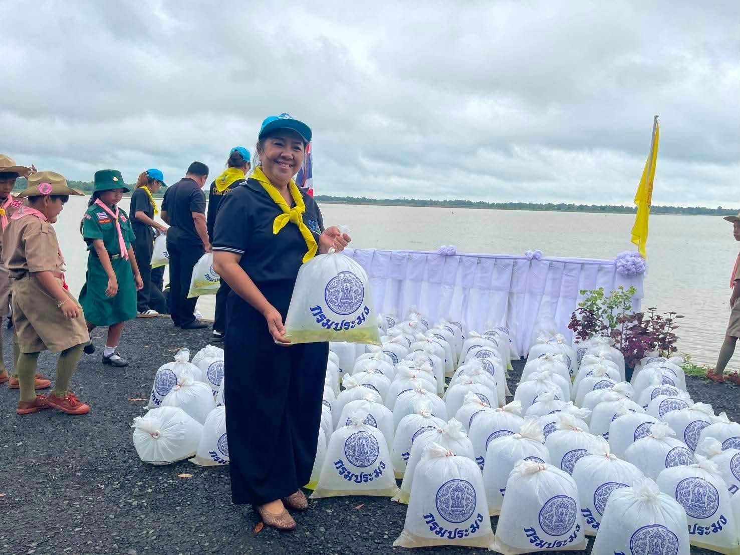 title - ร่วมพิธีเจริญพระพุทธมนต์และพิธีทำบุญตักบาตรถวายพระราชกุศล พิธีปล่อยพันธุ์สัตว์น้ำ กิจกรรมจิตอาสาพัฒนาบริเวณอ่างเก็บน้ำพุทธอุทยาน และพิธีถวายเครื่องราชสักการะและวางพานพุ่มและพิธีจุดเทียนชัยถวายพระพรชัยมงคล พระบาทสมเด็จพระเจ้าอยู่หัว